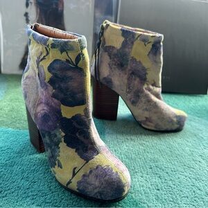 Jeffrey Campbell NEARLY NEW Havana Last suede floral platform boot- 8.5 (fits 8)